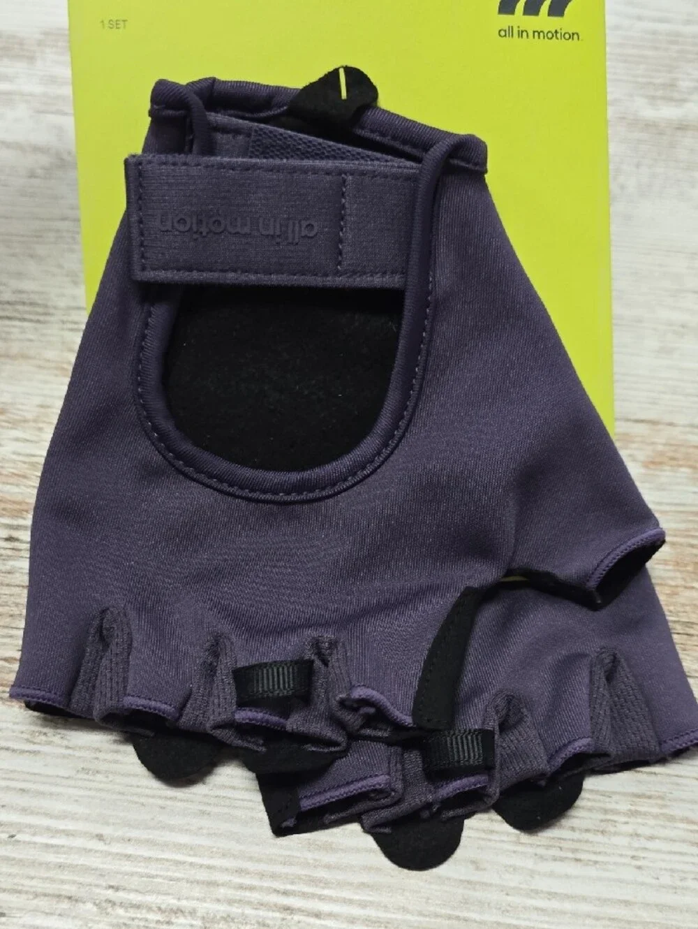 all in motion Women's Weightlifting Gloves in Dark Purple